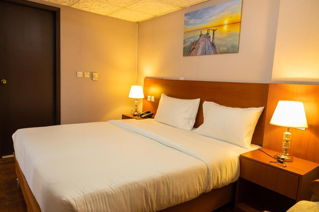 Three 888 Hotel Dubai Buitenkant foto