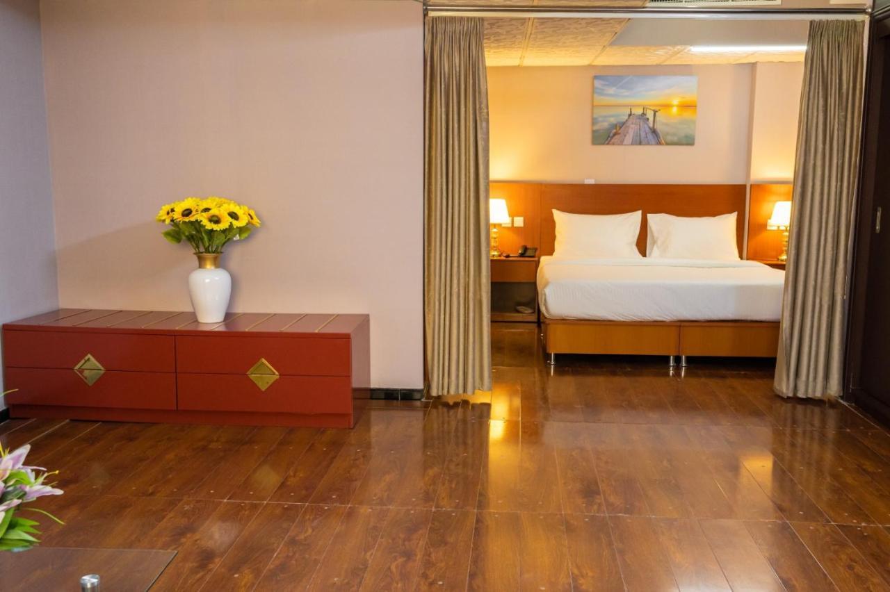 Three 888 Hotel Dubai Buitenkant foto