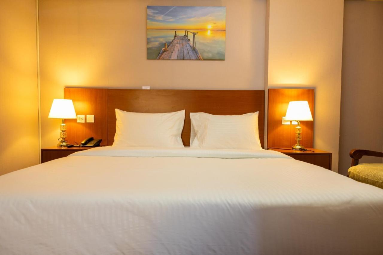 Three 888 Hotel Dubai Buitenkant foto