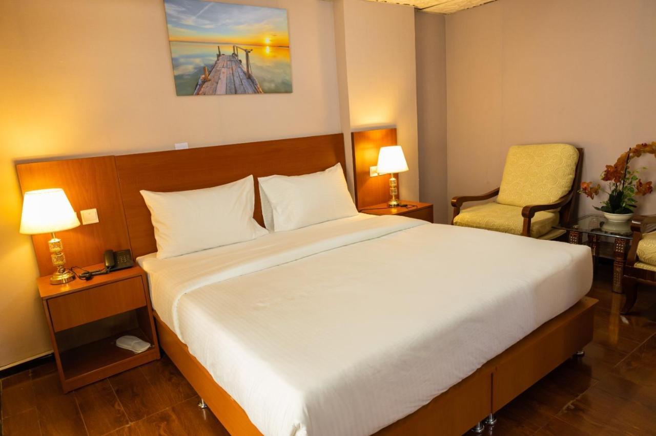 Three 888 Hotel Dubai Buitenkant foto