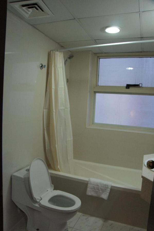 Three 888 Hotel Dubai Buitenkant foto
