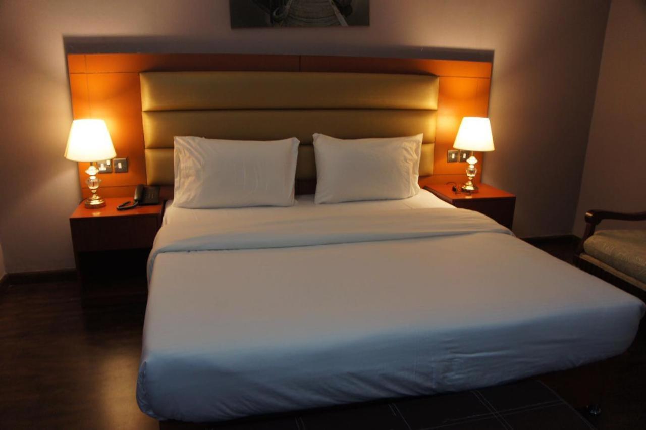 Three 888 Hotel Dubai Buitenkant foto