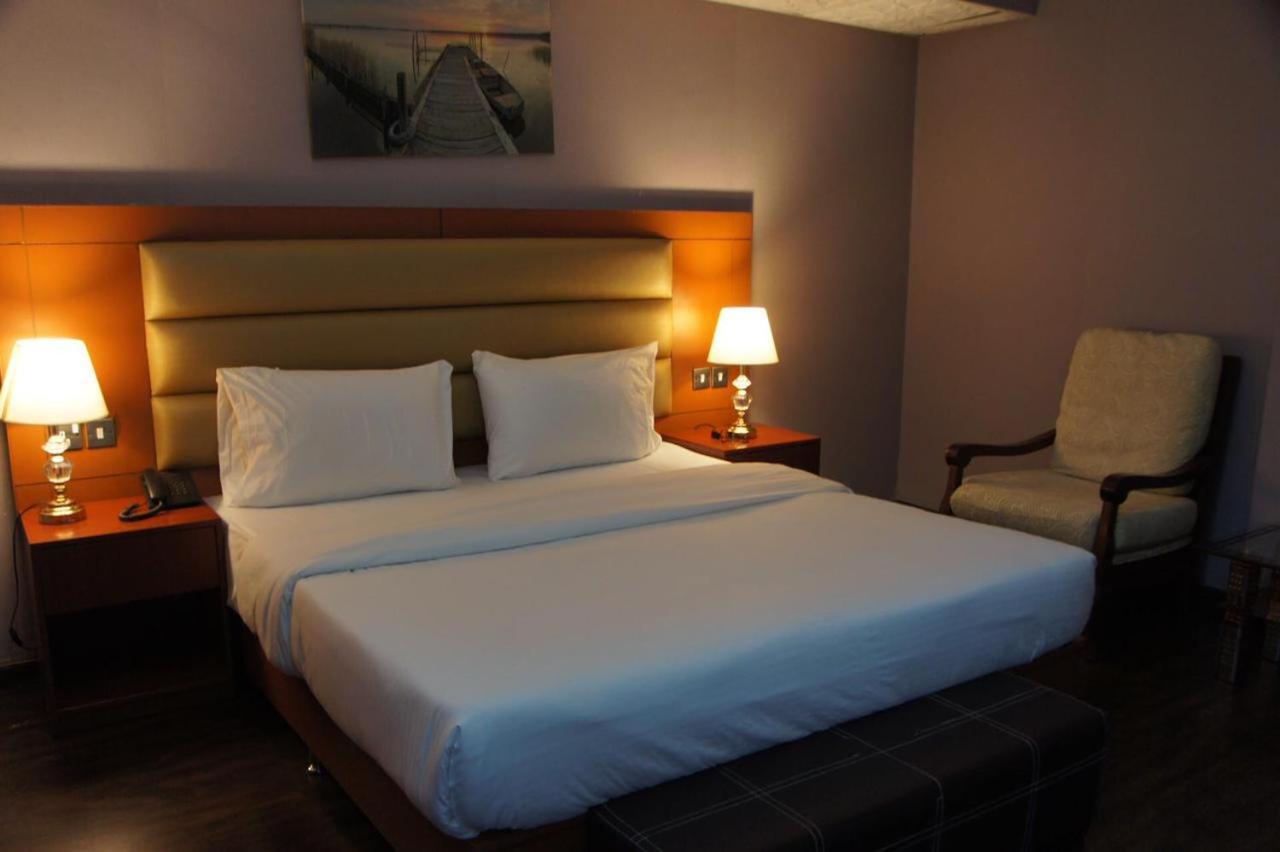 Three 888 Hotel Dubai Buitenkant foto