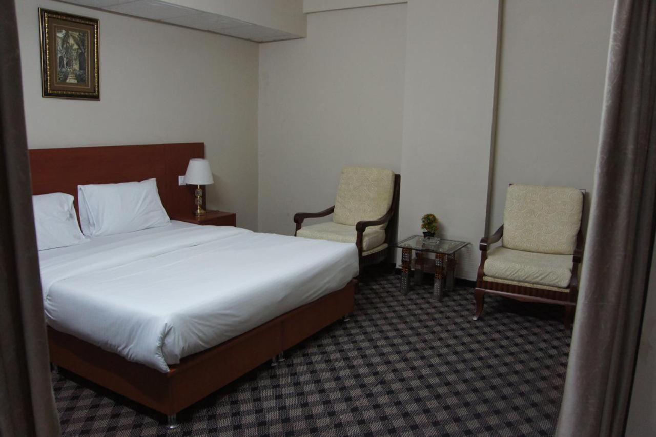 Three 888 Hotel Dubai Buitenkant foto