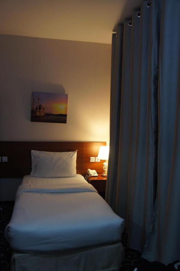 Three 888 Hotel Dubai Buitenkant foto