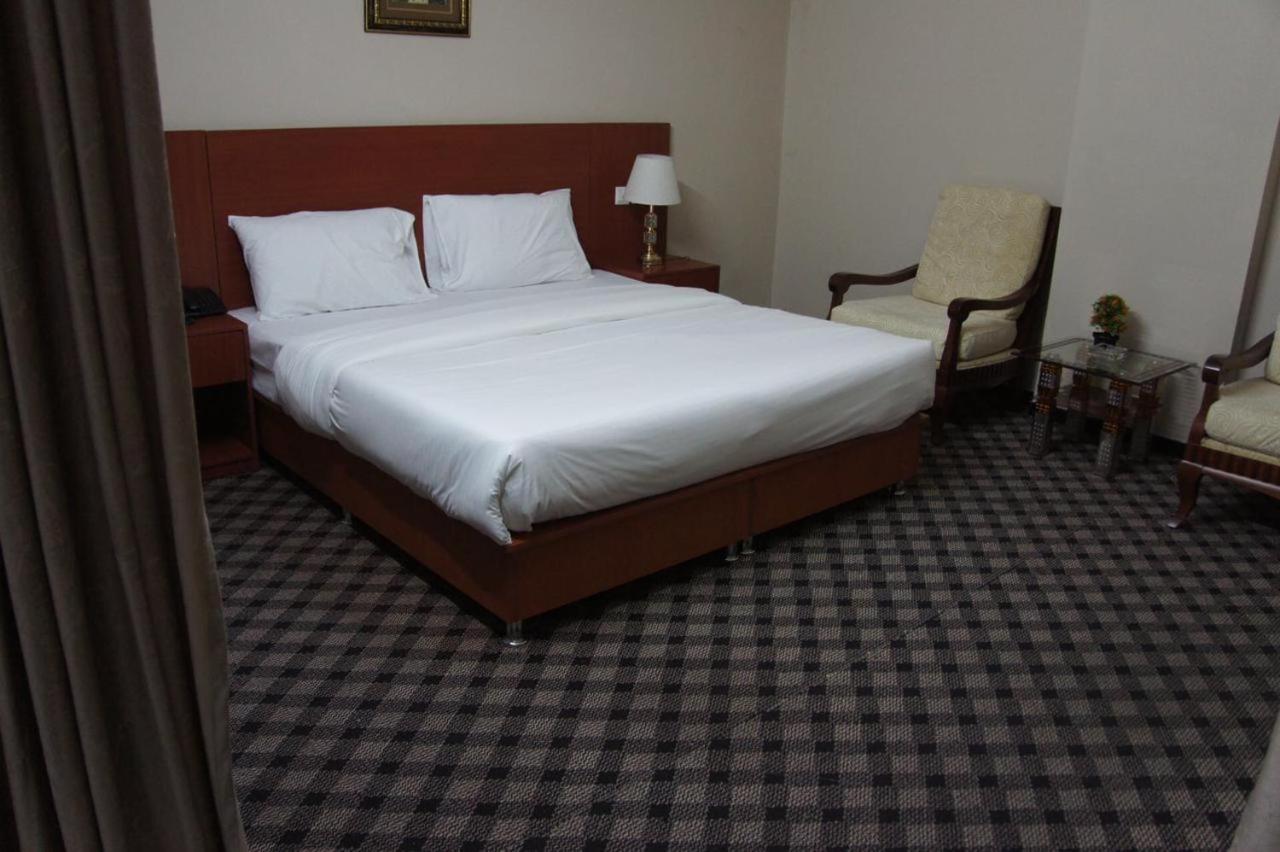 Three 888 Hotel Dubai Buitenkant foto