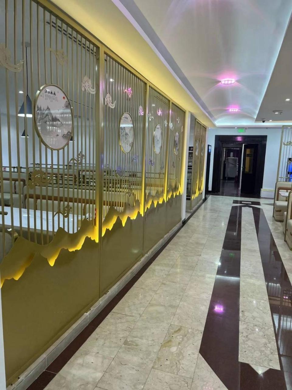 Three 888 Hotel Dubai Buitenkant foto