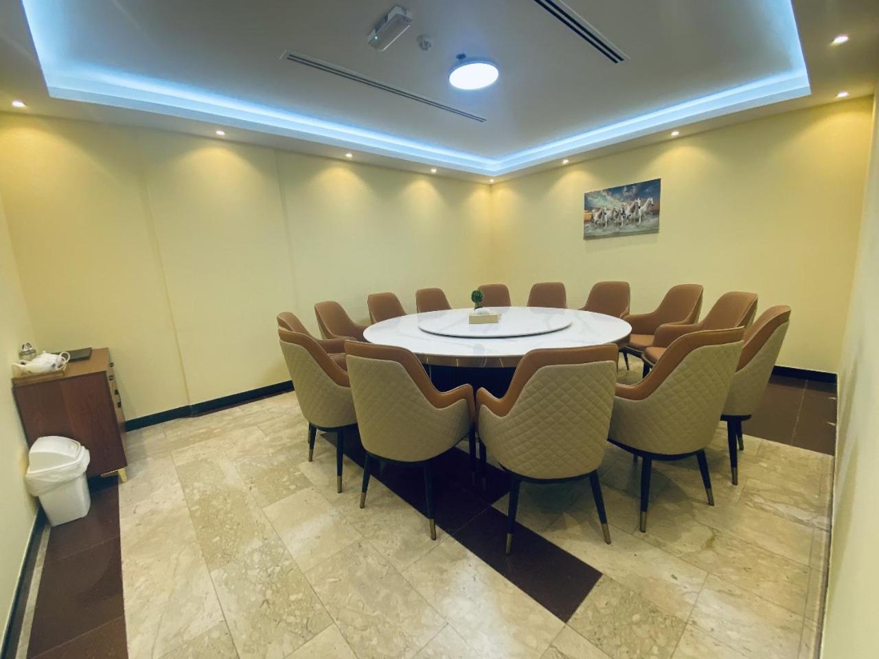 Three 888 Hotel Dubai Buitenkant foto